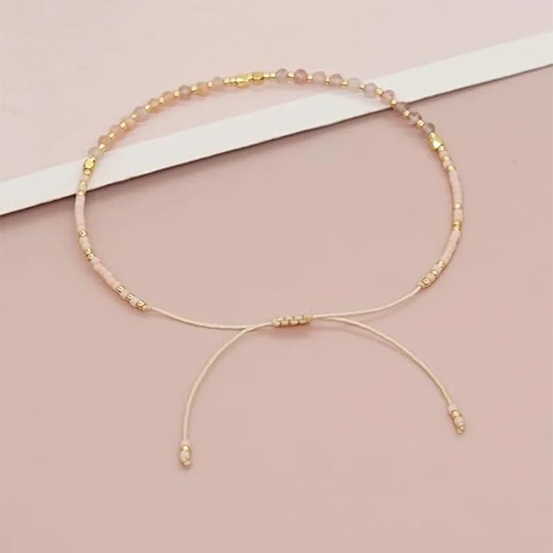 Perché i braccialetti con perline piccole da donna stanno diventando un must per le collezioni di gioielli moderni