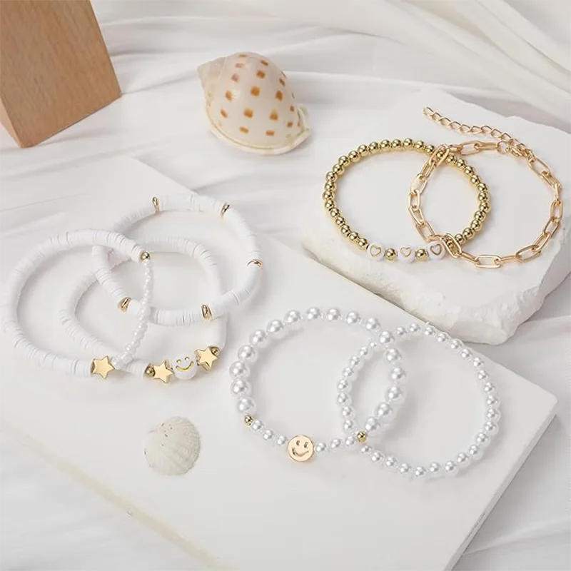 Braccialetti svegli della ragazza teenager